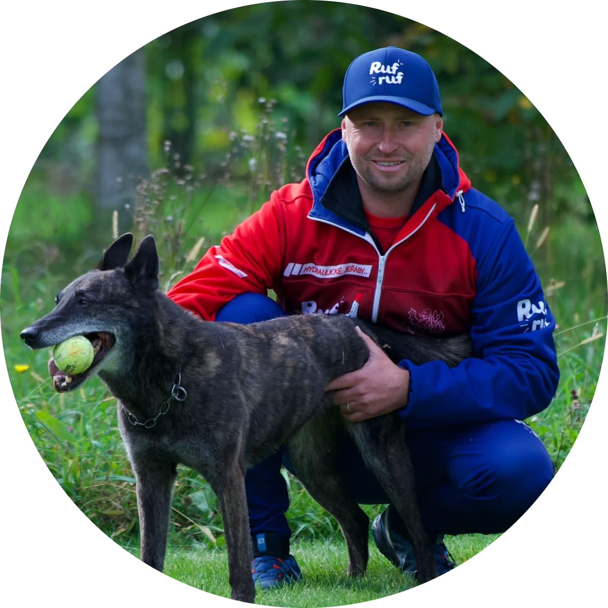 Adam Holexa v bundě Ruf ruf objímá belgického ovčáka s tenisákem v tlamě
