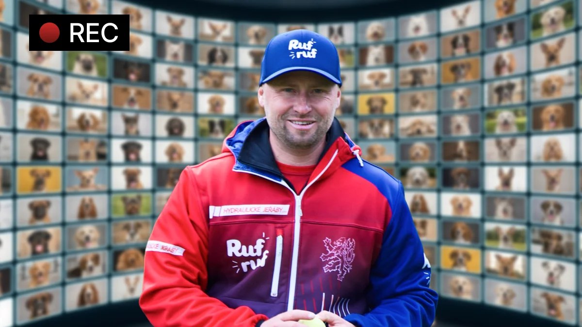 Adam Holexa s tenisákem v ruce při živém vysílání